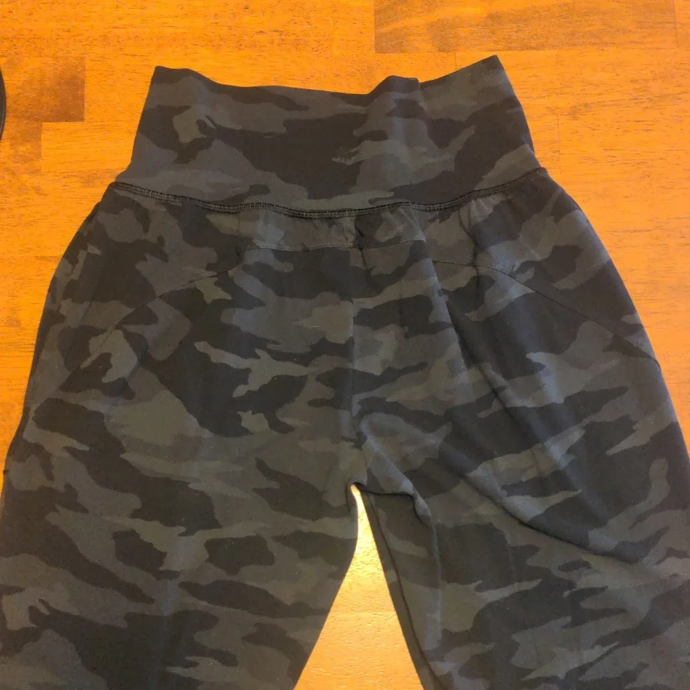 Athleta Salutation Black and Grey Camo Jogger Cropped Yoga pant - Picture 4 of 6